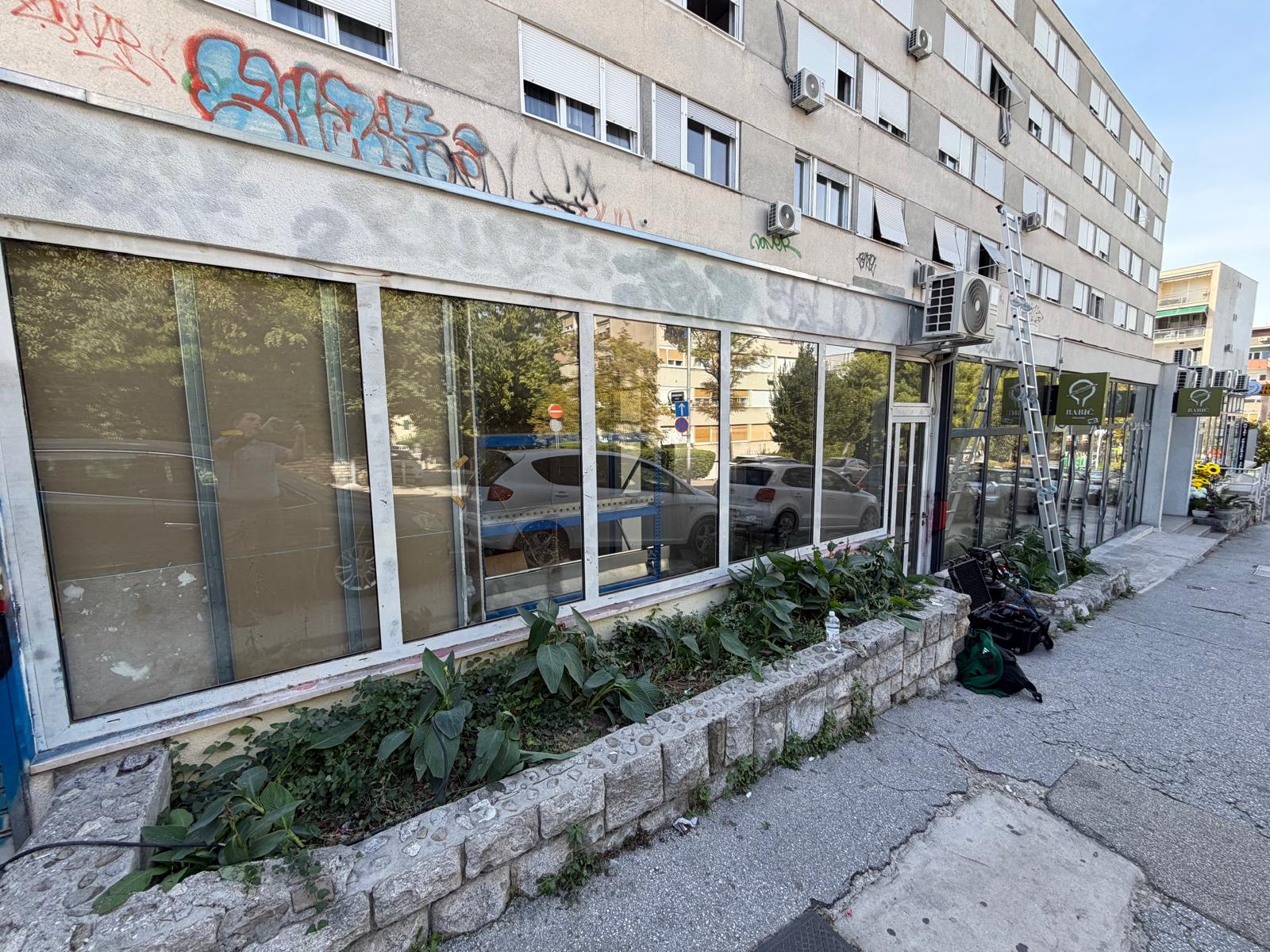 Grafiti na izlogu poslovnog prostora: nakon čišćenja stakla